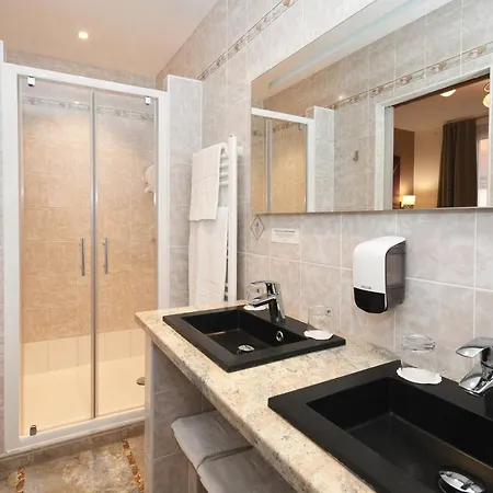 Hotel Logis Du Centre - Halte Ideale En Cyclotourisme Avec Garage A Velos Clos Molsheim