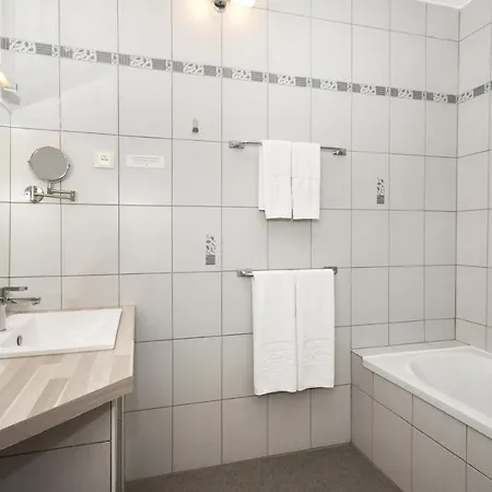 Hotel Logis Du Centre - Halte Ideale En Cyclotourisme Avec Garage A Velos Clos Molsheim