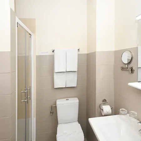 Logis Du Centre - Halte Ideale En Cyclotourisme Avec Garage A Velos Clos 3*