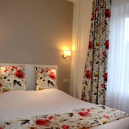 Logis Du Centre - Halte Ideale En Cyclotourisme Avec Garage A Velos Clos 3*