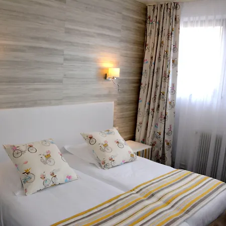 Logis Du Centre - Halte Ideale En Cyclotourisme Avec Garage A Velos Clos 3*