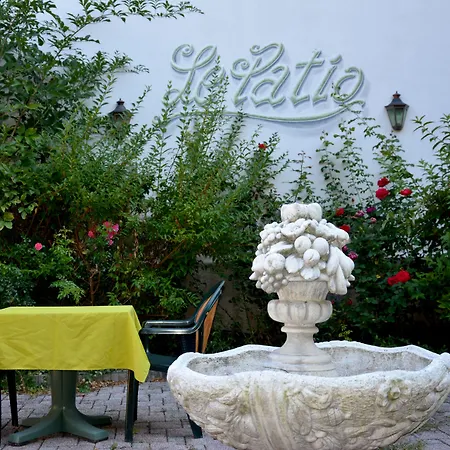 Hotel Logis Du Centre - Halte Ideale En Cyclotourisme Avec Garage A Velos Clos 3*