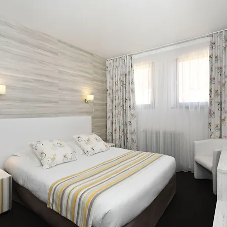 Hotel Logis Du Centre - Halte Ideale En Cyclotourisme Avec Garage A Velos Clos