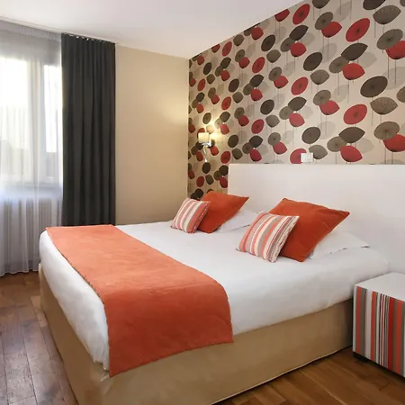 ホテル Logis Du Centre - Halte Ideale En Cyclotourisme Avec Garage A Velos Clos 3*