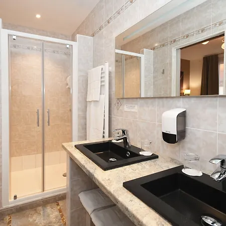 Hotel Logis Du Centre - Halte Ideale En Cyclotourisme Avec Garage A Velos Clos