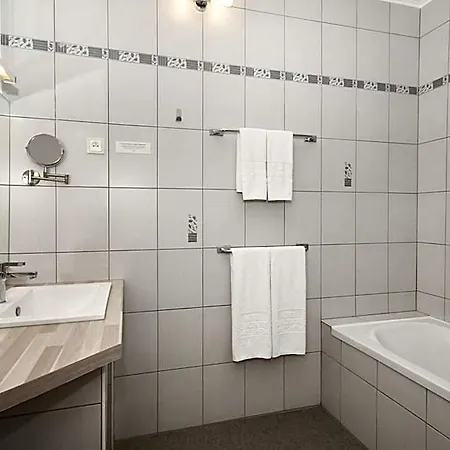 Hotel Logis Du Centre - Halte Ideale En Cyclotourisme Avec Garage A Velos Clos Molsheim