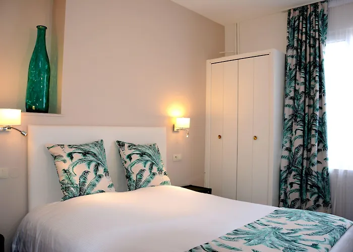 Hotel Logis Du Centre - Halte Ideale En Cyclotourisme Avec Garage A Velos Clos