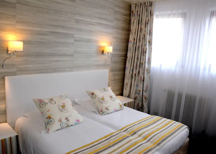 Logis Du Centre - Halte Ideale En Cyclotourisme Avec Garage A Velos Clos 3*