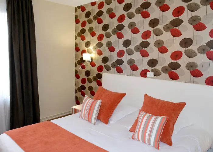 Hotel Logis Du Centre - Halte Ideale En Cyclotourisme Avec Garage A Velos Clos