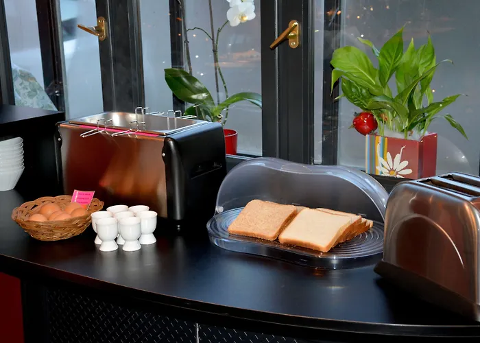 Hotel Logis Du Centre - Halte Ideale En Cyclotourisme Avec Garage A Velos Clos