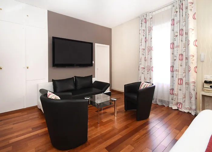 Hotel Logis Du Centre - Halte Ideale En Cyclotourisme Avec Garage A Velos Clos 3*