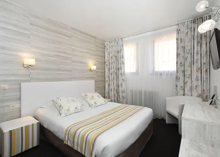 Hotel Logis Du Centre - Halte Ideale En Cyclotourisme Avec Garage A Velos Clos