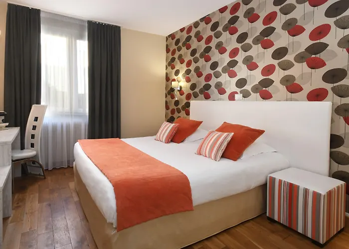 Hotel Logis Du Centre - Halte Ideale En Cyclotourisme Avec Garage A Velos Clos 3*