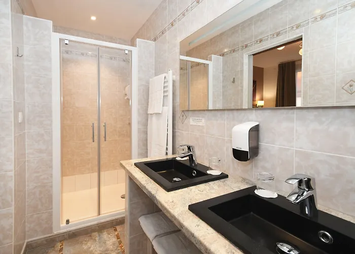 Hotel Logis Du Centre - Halte Ideale En Cyclotourisme Avec Garage A Velos Clos