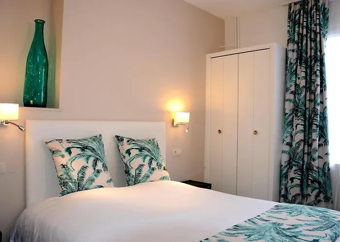 Hotel Logis Du Centre - Halte Ideale En Cyclotourisme Avec Garage A Velos Clos 3*